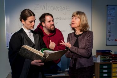 Theater-Exil spielt das Klassenzimmerstück "Unter Zwang" (Uraufführung)